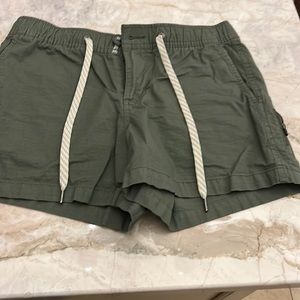 Women’s Vuori shorts olive green